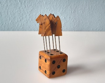 Tenedores de cóctel con un caballo en un cubo.