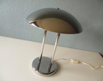 Lámpara de seta de IKEA con estilo y detalles decorativos.