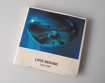 Libro de fotografías firmado sobre las esculturas de Livio Seguso