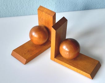 Beautifully shaped bookends with balls