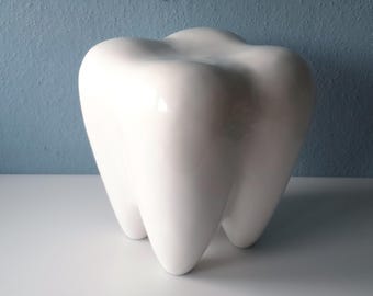 Taburete original con forma de diente