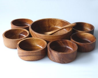 Beautifully designed bowl set made of tropical wood