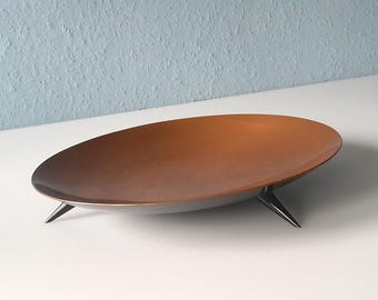 Stylish, round bowl made of copper