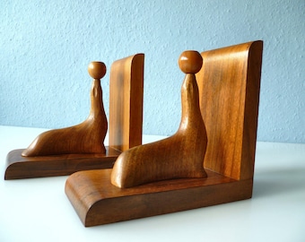 Suportes para livros com formato elegante e detalhes estilizados de selos.