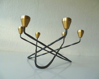 Stylischer Kerzenständer aus Metall und Messing