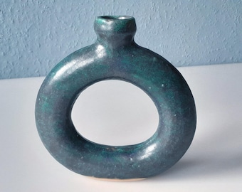 Ring-shaped Ikebana vase