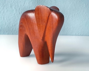 Elefante estilizado feito de madeira de teca.