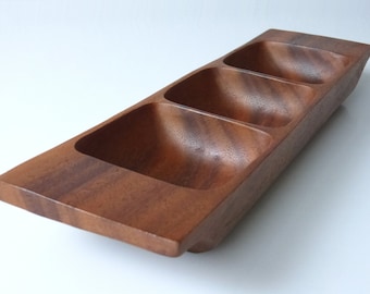 Hermoso tazón de porción lírico hecho de madera de nuez