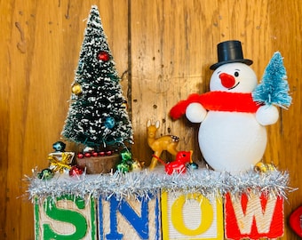 Vintage Kerstmis, vintage sneeuwblokken, sneeuwpop, flessenborstelboom, bosscène sneeuwpop, handgemaakte kerstversiering, Kerstmis
