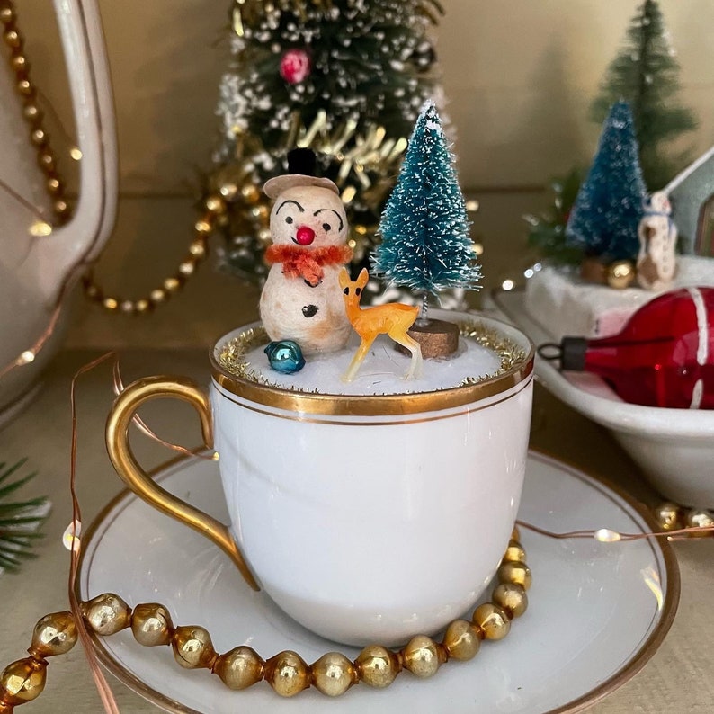 Petite tasse garnie dor, bonhomme de neige vintage, bonhomme de neige maison, arbre miniature, vrai vintage, tasse à thé à bord doré image 3