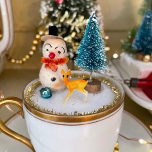 Petite tasse garnie dor, bonhomme de neige vintage, bonhomme de neige maison, arbre miniature, vrai vintage, tasse à thé à bord doré image 1