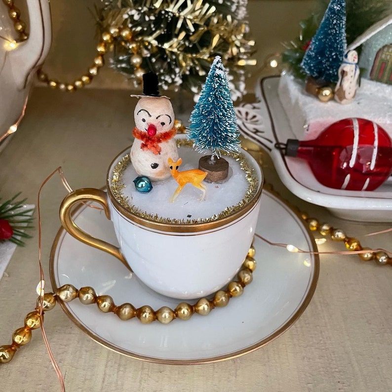 Petite tasse garnie dor, bonhomme de neige vintage, bonhomme de neige maison, arbre miniature, vrai vintage, tasse à thé à bord doré image 2
