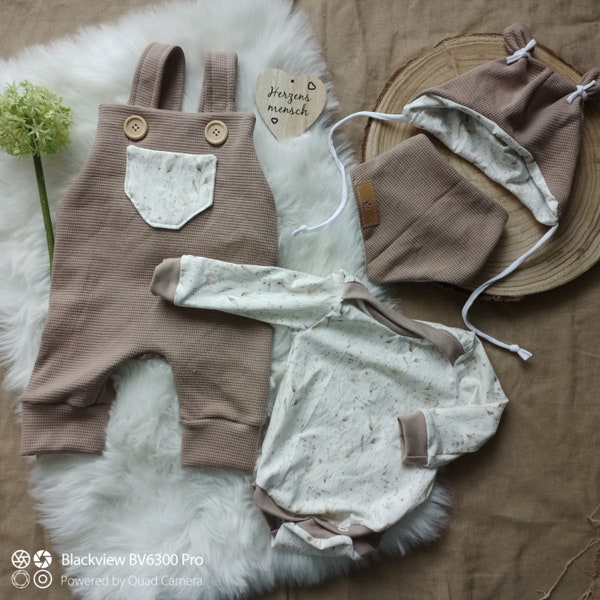 Naturblume/Natur Blume Latzhose auch im Set/Erstlingsset Babyset mit Öhrchenmütze und Wendehalstuch oder Body oder Komplettset Größe 44 - 92