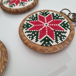 medaglie tatreez palestinesi fatte a mano, ricami di fiori palestinesi, papaveri palestinesi, realizzati in Palestina, bomboniere palestinesi, set di 6 medaglie
