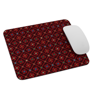 Op de afbeelding: Een rode muismat met een geometrisch patroon van kleurrijke vierkanten en bloemen. De muismat is gemaakt van een zacht, duurzaam materiaal en is perfect om uw bureau te beschermen tegen krassen.