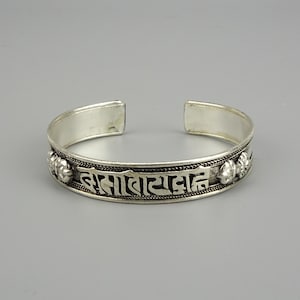 Om Mani Padme Hum Tibetaanse Alpaca Armband, Tibetaanse Armbanden met Om Mani Padme Hum mantra, gemaakt in Nepal. Boeddhistisch spiritueel geschenk