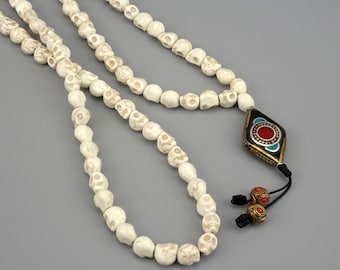 108 perles Japa Mala de crânes de howlite blanche, collier de crâne, collier de crâne long, Kali Skull Mala, grands crânes.