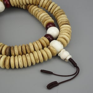 Japa Mapa de Hueso de yak boho hecho en Nepal, Rosario Tibetano de huesoy cuenta Guru de Shell, collar de hueso.