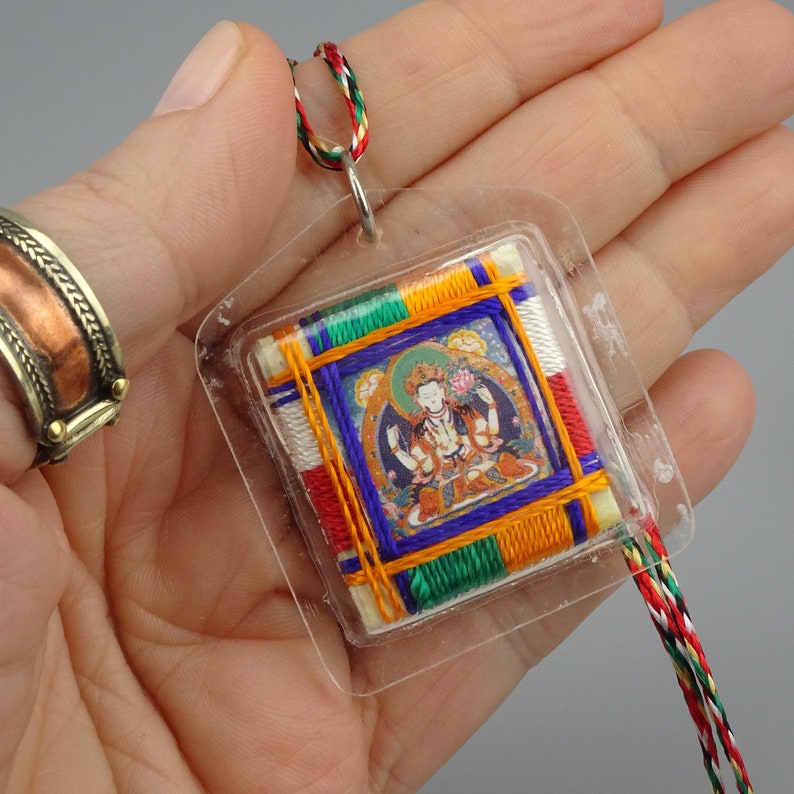Amuleto Budista, Amuleto de Protección Sungkhor 4 x4 cm, Amuleto protector Tara verde, Shakyamuni, Jambala, Vajrasatva  Amuleto de la suerte