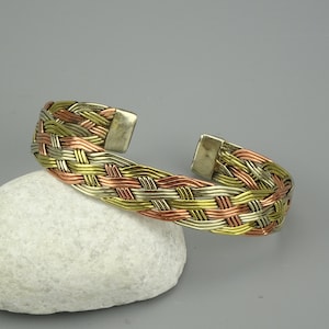 Brazalete Tibetano trenzado con tres metales, cobre, bronce y alpaca, artesanal hecho en Nepal, Joyeria Tibetana artesanal.