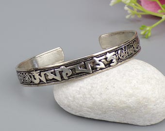 Braccialetto Mantra Tibetano Om Mani Padme Hum, Braccialetto Mantra Tibetano in Alpaca, realizzato a mano in Nepal. Regalo spirituale buddista.