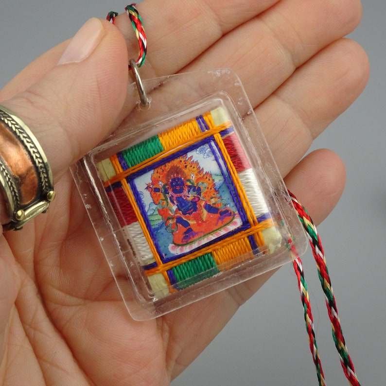 Amuleto Budista, Amuleto de Protección Sungkhor 4 x4 cm, Amuleto protector Tara verde, Shakyamuni, Jambala, Vajrasatva  Amuleto de la suerte