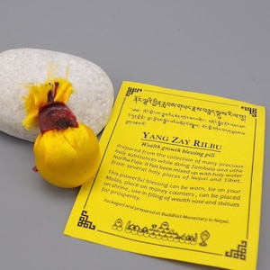 Amulette bouddhiste de prospérité Yang Zay Rilbu | Pilule bénie pour la croissance de la richesse, bénie dans un monastère au Népal.