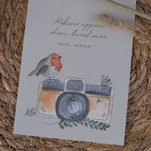 Postkarte DIN A6 | Rotkehlchen mit Kamera Aquarell Illustration | "Robins appear when loved ones are near"