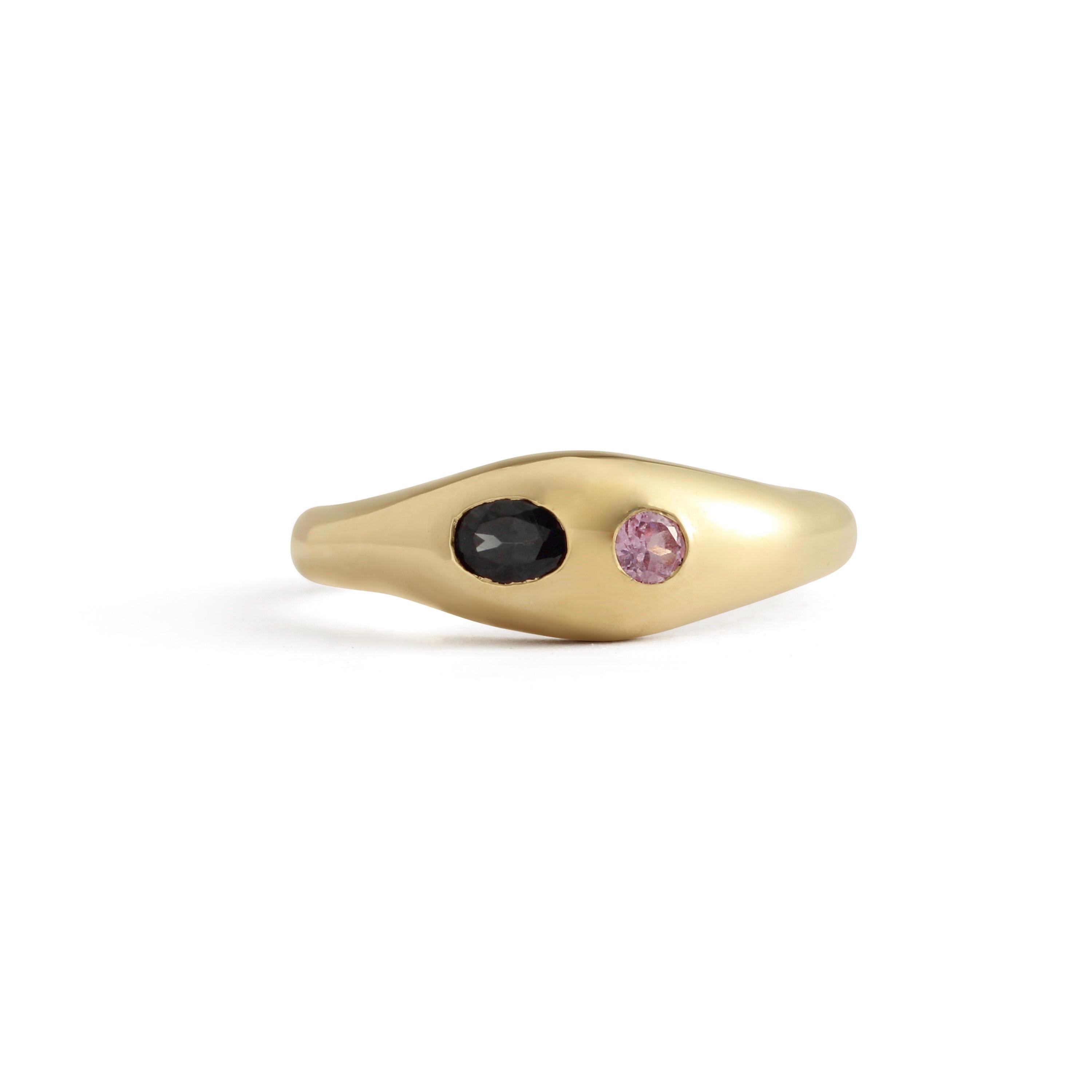 Sierlijke bellenring / messing, grijze ovale spinel en roze ronde saffier