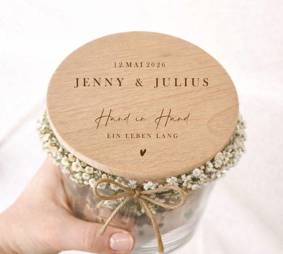 Personalisiertes Hochzeitsgeschenk Glas mit Holzdeckel graviert | Geschenk Brautpaar mit Namen & Datum | Erinnerung Hochzeit Hand in Hand