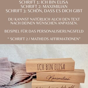 K&ouml;nnte beinhalten: Drei Holzbl&ouml;cke, die &uuml;bereinander gestapelt sind. Der obere Block hat den Text "ICH BIN ELISA" eingraviert. Der mittlere Block hat den Text "Maximilian" eingraviert. Der untere Block hat den Text "Sch&ouml;n, dass es dich gibt" eingraviert.