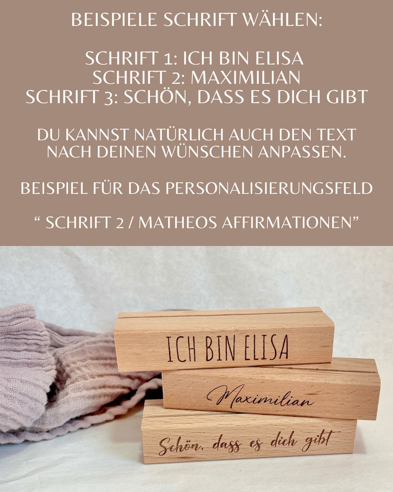K&ouml;nnte beinhalten: Drei Holzbl&ouml;cke, die &uuml;bereinander gestapelt sind. Der obere Block hat den Text "ICH BIN ELISA" eingraviert. Der mittlere Block hat den Text "Maximilian" eingraviert. Der untere Block hat den Text "Sch&ouml;n, dass es dich gibt" eingraviert.