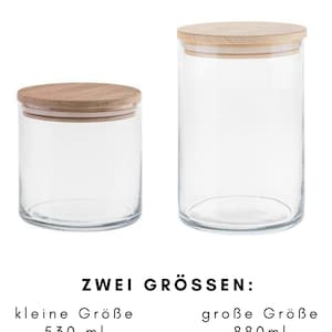 May include: Two clear glass jars with wooden lids. The smaller jar holds 530 ml, and the larger jar holds 880 ml. The text on the image reads "ZWEI GR&Ouml;SSEN: kleine Gr&ouml;&szlig;e 530 ml, gro&szlig;e Gr&ouml;&szlig;e 880 ml."