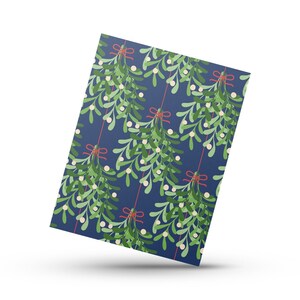 Pu&ograve; includere: Una carta rettangolare con un motivo ripetuto di ramoscelli di vischio verdi, bacche bianche e fiocchi rossi su sfondo blu navy. Il design &egrave; festoso e adatto a prodotti a tema festivo.