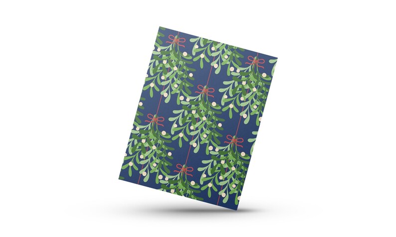 Pu&ograve; includere: Una carta rettangolare con un motivo ripetuto di ramoscelli di vischio verdi, bacche bianche e fiocchi rossi su sfondo blu navy. Il design &egrave; festoso e adatto a prodotti a tema festivo.
