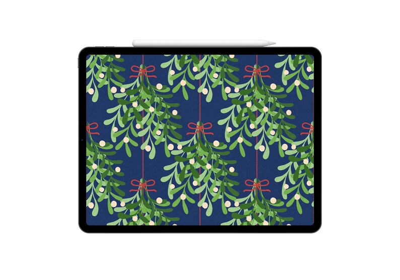 Pu&ograve; includere: Un tablet digitale mostra un motivo ripetuto di vischio verde con bacche bianche e fiocchi rossi su uno sfondo blu scuro. Uno stilo bianco poggia sul bordo del tablet.