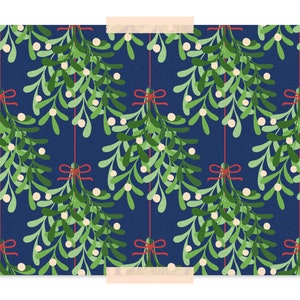 Pu&ograve; includere: Un motivo ripetuto di vischio verde con bacche bianche e fiocchi rossi su sfondo blu navy. Il vischio &egrave; disposto in file verticali e l'immagine &egrave; fissata su una superficie bianca.