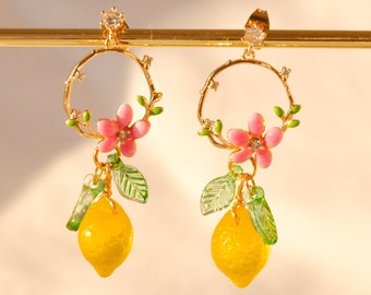 Boucles d'oreille couronne or et citron jaune en cristal, boucle fleur papillon, bijou fruit, boucle été, cadeau personnalisé, boucle AMALFI