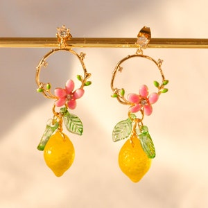 Boucles d'oreille couronne or et citron jaune en cristal, boucle fleur papillon, bijou fruit, boucle été, cadeau personnalisé, boucle AMALFI image 1