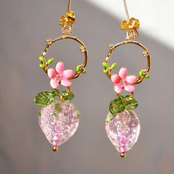 Boucles d'oreilles fraise rose en cristal tchèque et couronne de fleur, boucle couronne fraise, bijou fruit, boucle été, cadeau personnalisé