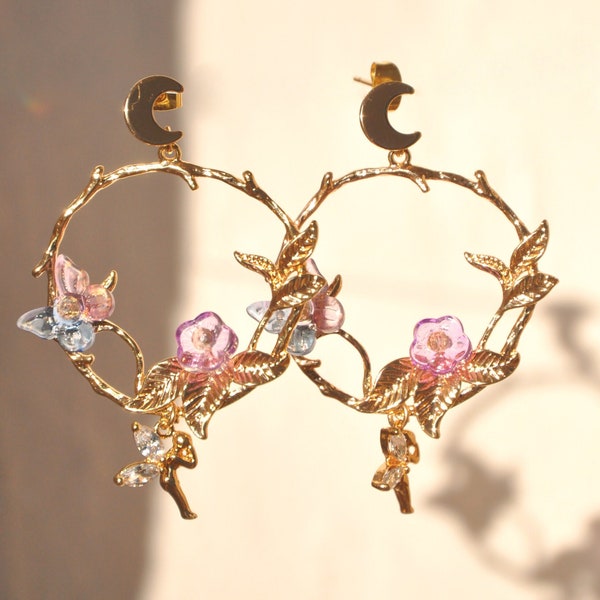 Boucles d'oreilles féerique or, boucles créoles avec une petite fée, boucles d'oreilles kawaii, boucles d'oreilles fruit, idée cadeau