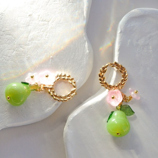 Boucles d'oreilles or en forme de poire vert en cristal, couronne en feuilles or, boucles d'oreilles fruit , cadeau personnalisé