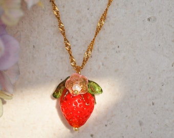 Collier or et fraise rouge en cristal, collier fraise, collier été, collier fleur , bijou fruit , cadeau personnalisé, cadeau pour elle