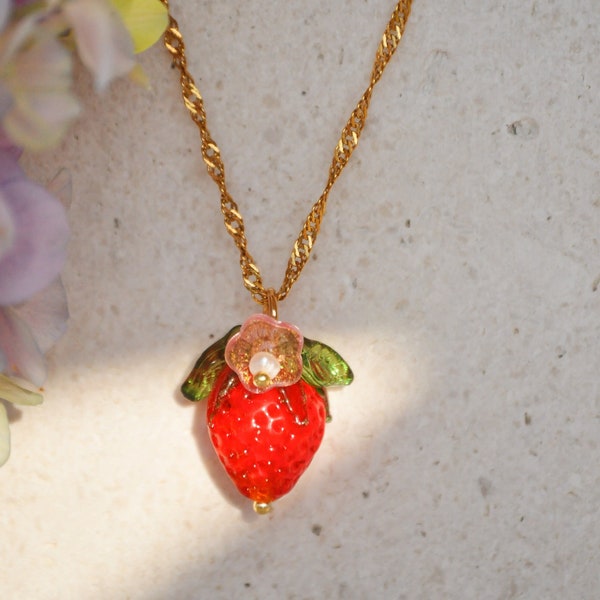 Collier or et fraise rouge en cristal, collier fraise, collier été, collier fleur , bijou fruit , cadeau personnalisé, cadeau pour elle