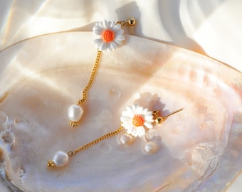 Boucles d'oreille fleur de pâquerette blanche en céramique et feuille or, bijoux printemps été, fêtes des mères, cadeau personnalisé
