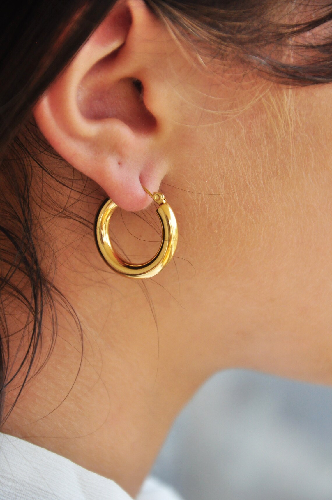 Boucles d'oreilles créoles acier plaqué jaune 3 cm avec oxydes de Boucles d'oreilles créoles acier plaqué jaune 3 cm avec oxydes de