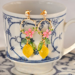 Boucles d'oreille couronne or et citron jaune en cristal, boucle fleur papillon, bijou fruit, boucle été, cadeau personnalisé, boucle AMALFI image 3