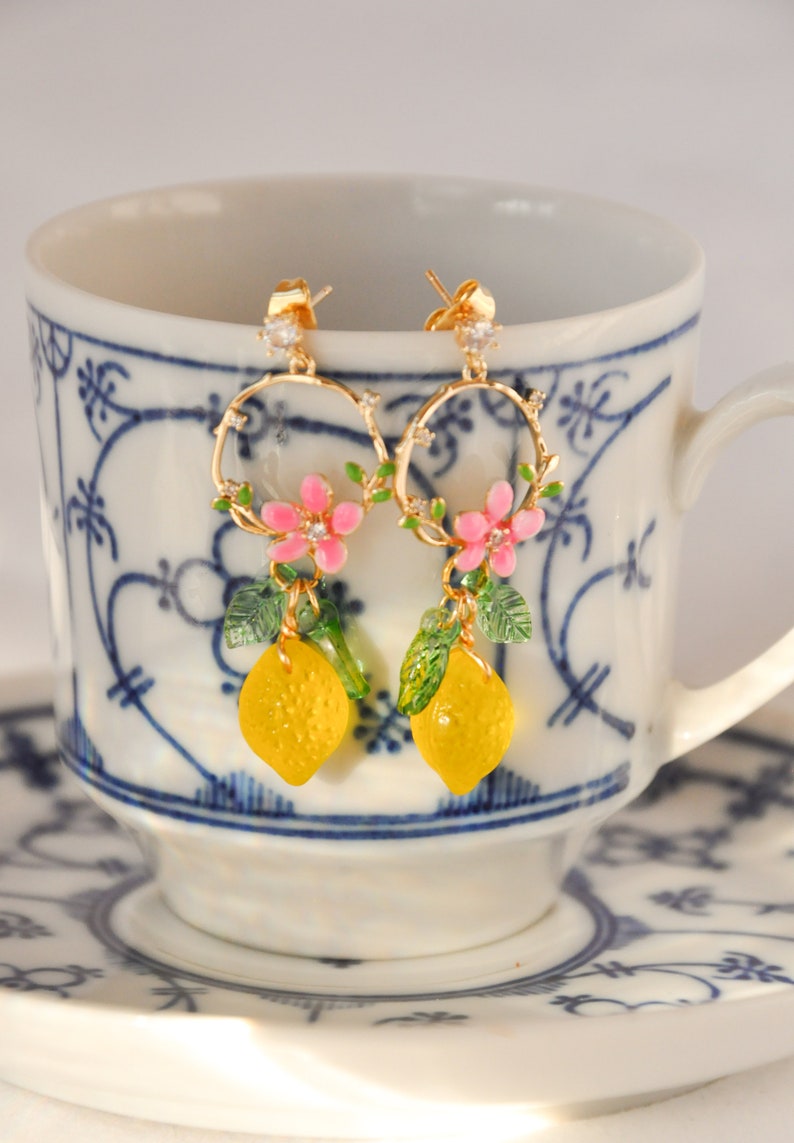 Boucles d'oreille couronne or et citron jaune en cristal, boucle fleur papillon, bijou fruit, boucle été, cadeau personnalisé, boucle AMALFI image 3