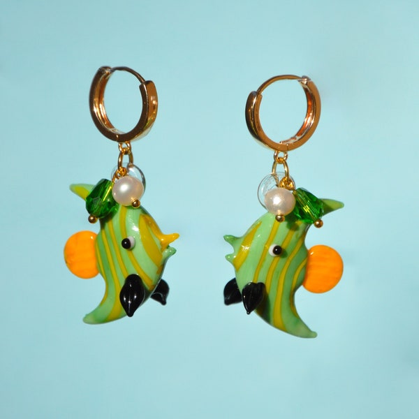 Boucles d'oreilles créoles poisson tropical vert et perle blanche • Créoles poisson en cristal tchèque • Cadeau personnalisé  •  bijoux été