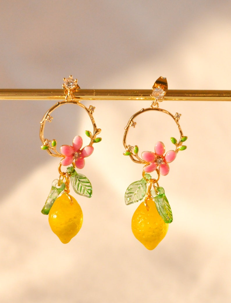 Boucles d'oreille couronne or et citron jaune en cristal, boucle fleur papillon, bijou fruit, boucle été, cadeau personnalisé, boucle AMALFI image 1